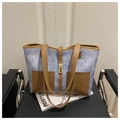 Bolso tote de denim azul y cuero marrón con cierre giratorio y bolsillos frontales - Azul y Marrón