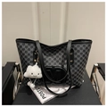 Grand sac cabas avec motif jacquard en M et accessoire charm en peluche nuage blanc - Avec Pendentif / Noir
