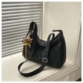 Grande borsa tote retrò nera in pelle scamosciata con ciondolo a orsetto peluche - Nero Con Ciondolo