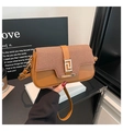 Sac bandoulière en cuir marron et tissu tissé avec boucle géométrique dorée - Marron