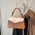 Sac bandoulière marron tendance avec imprimé ours rose et rabat blanc contrastant - Style Ours Coeur / Marron
