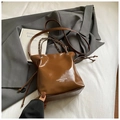 Sac seau en cuir verni marron foncé avec bandoulière chaîne et détail logo - Marron Sans Pendentif
