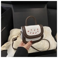 Dettaglio mini borsa bianca in pelle con stampa ciliegie e finiture dorate su seta - caffè