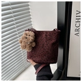 Detail der burgunderroten Wildleder-Beuteltasche mit Leopardenmuster und Plüschanhänger - Burgunderrot Mit Anhänger