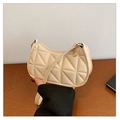 Schicke cremefarbene Stepptasche mit Dreiecksmuster und goldenen Metallteilen - Beige