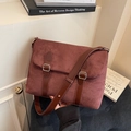 Retro burgunderrote Wildledertasche mit braunen Lederriemen und verstellbarem Schultergurt - Kaffeebraun