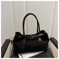 Grande borsa tote nera in pelle scamosciata con cinturino e fibbia argento su sedia - Nero