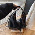 Glänzende schwarze PU-Ledertasche mit Tennis-Anhänger und langem Fransen-Quasten - Schwarz (Mit Anhänger)