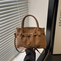 Braune Shopper-Tasche aus Wildlederimitat mit Handgriff und verstellbarem Schultergurt - Braun