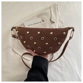 Detail van een bruine suède hobo tas met gouden studs en oogjes aan de verstelbare riem - Bruin