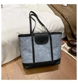 Détail du sac cabas en feutre et cuir avec rabat magnétique et finitions raffinées - Noir avec Bleu