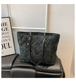 Bolso tote negro acolchado con bordado de rombos y estampado de camuflaje oscuro - Negro