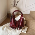 Glänzende tiefrote Hobo-Tasche in Vintage-Halbmondform mit metallischem Schlossanhänger - Weinrot (Mit Anhänger)