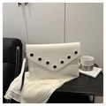 Minimalistische weiße Clutch mit Nietendekor und abnehmbarer Handschlaufe - Weiß