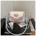 Détail du sac bandoulière avec broderie cerise, nœud rose et design à carreaux - Bleu Brumeux