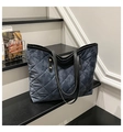 Detalle del bolso tote acolchado azul grisáceo de nylon con correas de cuero negro - Azul