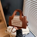 Vintage Tragetasche in Braun und Beige mit BEPRO-Buchstaben-Print und Gold-Beschlägen - Braun