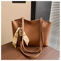 Borsa tote in ecopelle marrone con cuciture bianche e accento in sciarpa di seta - Marrone