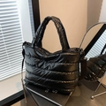 Grand sac fourre-tout matelassé noir brillant avec poignées et bandoulière - Noir