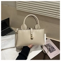 Elegante bolso beige de gran capacidad con colgante dorado y piel sintética suave - Caqui