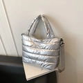 Sac fourre-tout argenté brillant matelassé avec bandoulière et finition métallique - Argent