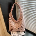 Sac à bandoulière hobo en similicuir rose avec clous argentés et forme croissant - Rose