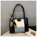 Elegante bolso tote de patchwork tricolor en negro, beige y azul claro con pañuelo de seda - Azul