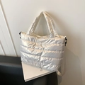 Sac cabas chic blanc perle matelassé en coton spatial avec finition brillante et bandoulière - Blanc Cassé