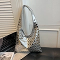 Sac fourre-tout argenté métallisé avec clous punk sur un banc en cuir noir - Argent