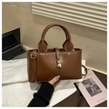 Borsa a mano in pelle lucida marrone con ciondolo a forma di zucca dorata vintage - Marrone chiaro