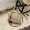 Sac cabas tissé beige avec bandoulière réglable et breloque pompon colorée sur le côté - Blanc Crème avec Pendentif