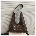 Borsa Hobo marrone scuro con borchie metalliche e tracolla singola larga regolabile - caffè