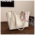 Grande borsa tote in pelle bianco crema con elegante foulard in seta a pois rosa sul manico - Bianco Sporco