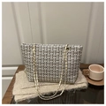 Sac fourre-tout à carreaux gris et marron avec bandoulière chaîne sur tissu beige - Blanc