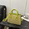 Frisse muntgroene handtas met kersenprint, afneembare schouderriem en handvatten - Groen