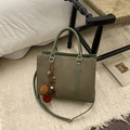 Sac fourre-tout tressé vert foncé avec pompon décoratif et bandoulière réglable - Avec Pendentif / Vert
