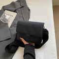 Bolso bandolera rectangular negro mate con correa ancha tejida y letras de FASHION & BAGS - Negro