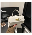 Detail der weißen geflochtenen Ledertasche mit rechteckigem Drehverschluss in Goldoptik - Weiß