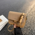 Bolso bandolera minimalista de cuero marrón claro con correa ancha y hebilla de metal - Caqui