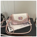 Détail du sac bandoulière à carreaux roses avec broderie pomme et décoration nœud - Rose Sakura
