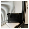 Detailansicht der schwarzen Leder-Clutch mit silbernen Nieten und edlem Lichtspiel - Schwarz