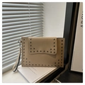 Detail der Vintage-Umschlagtasche mit silbernen quadratischen Nieten und Handschlaufe - Khaki