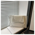 Nahaufnahme der weißen Umschlag-Clutch mit silbernen Nieten und Handgelenkschlaufe - Weiß