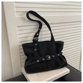 Sac fourre-tout minimaliste en similicuir noir avec œillets argentés punk et boucle réglable - Noir