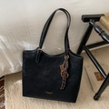 Bolso tote de ante negro con costuras blancas a contraste y colgante de moda - Negro Con Colgante