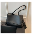 Bolso tote negro grande con textura granulada mate y correa de hombro ancha ajustable - Grano de Litchi Mate / Estilo 2 Negro