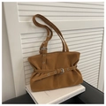Sac fourre-tout minimaliste en cuir camel avec bandoulière vintage sur fond blanc - Marron