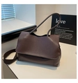 Bolso tote grande marrón café en cuero granulado con correa bandolera de estilo minimalista - Grano de Litchi Mate / Café (Estilo 2)