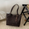 Sac cabas marron foncé en cuir mat avec coutures contrastées et pendentif à pompon - Café Avec Pendentif