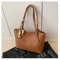 Bolso tote marrón para mujer con pañuelo de seda decorativo y estampado de cadenas - Marrón
